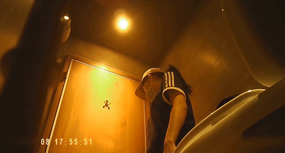 6月新流出精品厕拍 宝马会KTV厕拍漂亮姐姐撅着屁股尿尿换卫生巾第二期