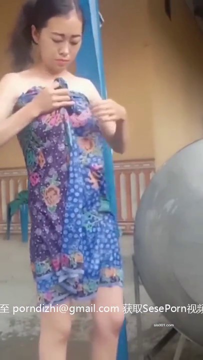 美女露天洗香香 一个太保守 一个太开放 话说这样能洗的干净吗