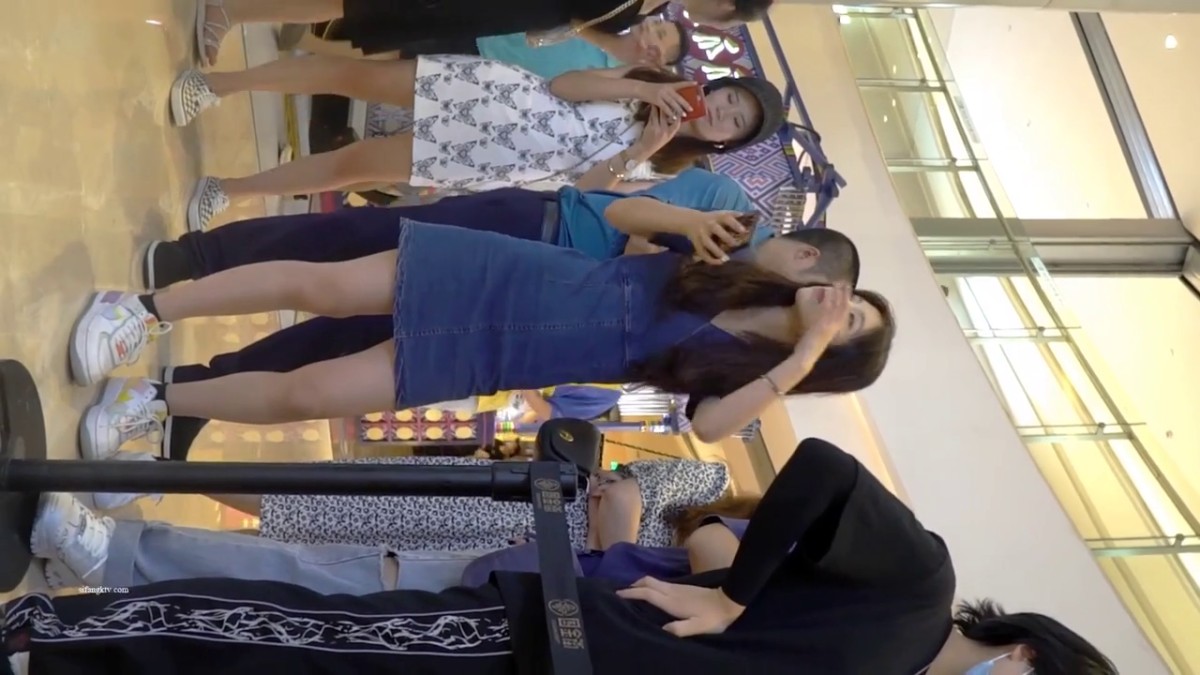 偷拍大神商场尾随偷拍几个美女裙底风光 身材颜值绝佳花裙白领蕾丝粉内勒出穴缝前面全是毛