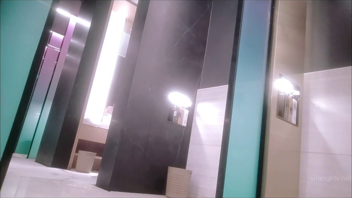 3月最新流出 重磅稀缺大神高价雇人潜入 国内洗浴会所偷拍第21期2
