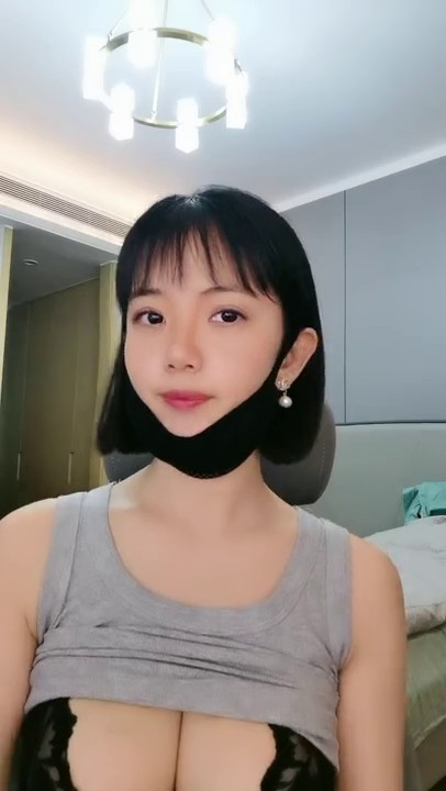 极品尤物气质美女！超棒身材！细腰一对豪乳，强烈要求收费房，掏出奶子揉捏