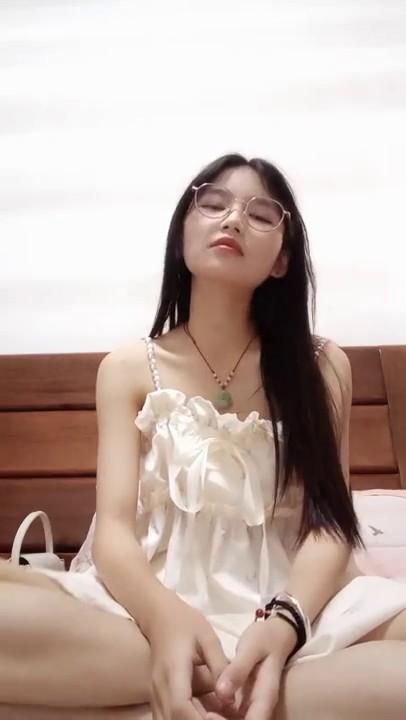 清纯眼镜妹妹！好久没播了！撩起裙子贫乳，拿出粗大水晶假屌，插入无毛骚穴