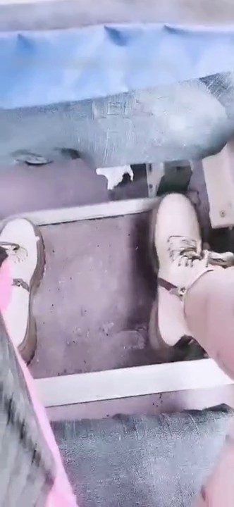 超顶美女尤物在公交车上露奶跳蛋手淫 迷人白虎嫩穴当众极爽潮吹 前面大哥快回头看呀