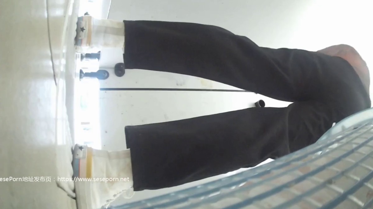 大学女厕连拍多位年轻学妹的小嫩鲍-1 (2)