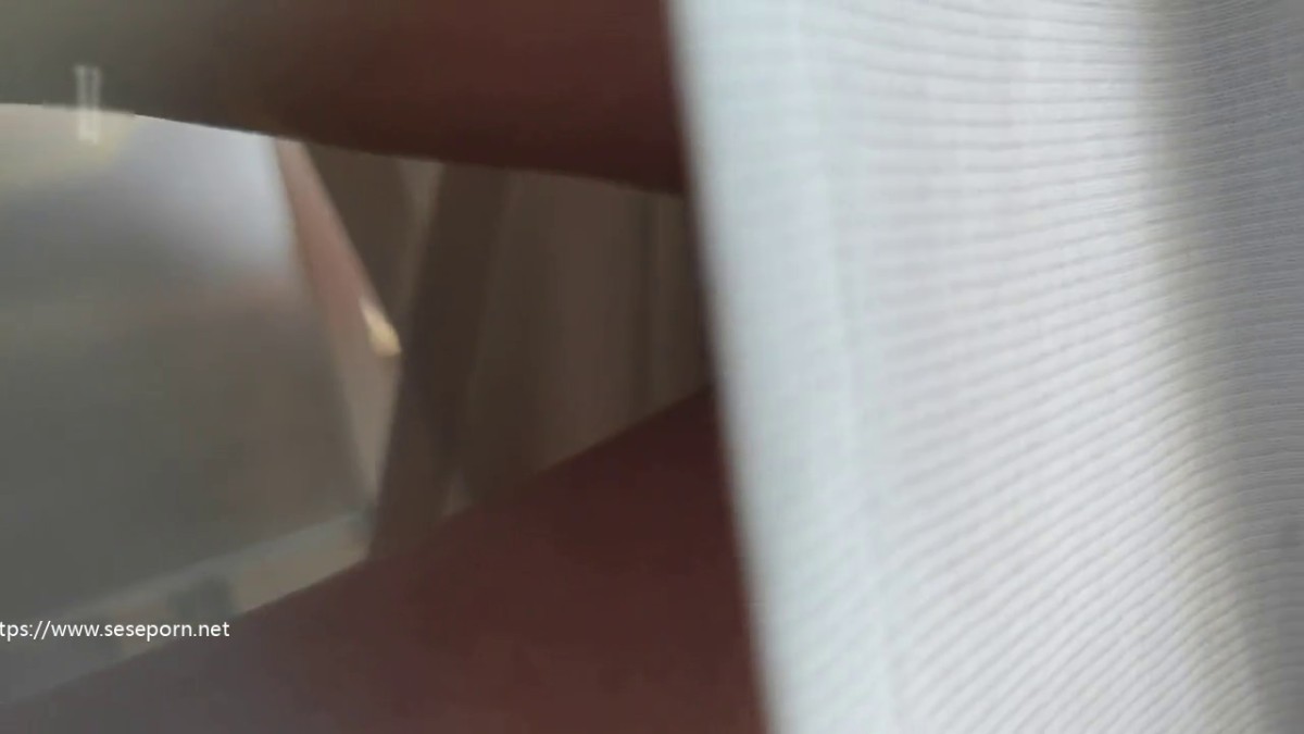 大神街头尾随偷拍 排队买臭豆腐白色短裙极品美女裙底，超性感丁字裤毛毛清晰