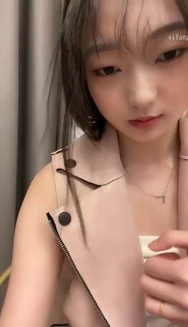 清纯在校生！超级可爱~【反差宝宝】下课后来直播了~超骚！凌乱的阴毛，粉嫩的小奶子~3