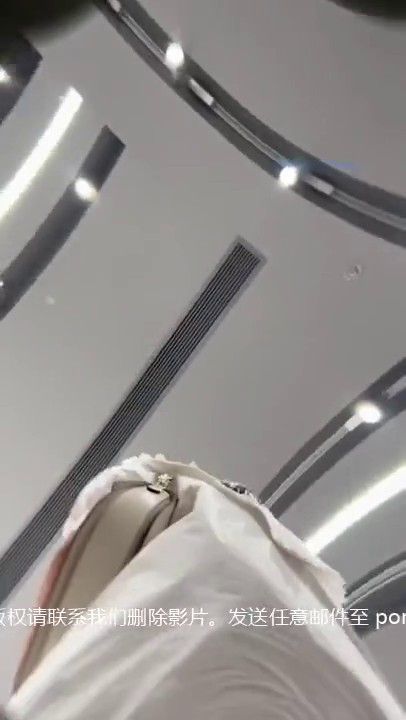 抄底漂亮美眉 没想到超市理货员漂亮小姐姐这么闷骚 好性感大屁屁