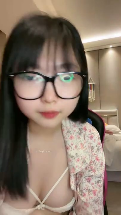 新人学生妹下海！【一只甜甜】戴着眼镜，包子脸，发育得真不错，酒店约炮啪啪，小骚逼很给力4