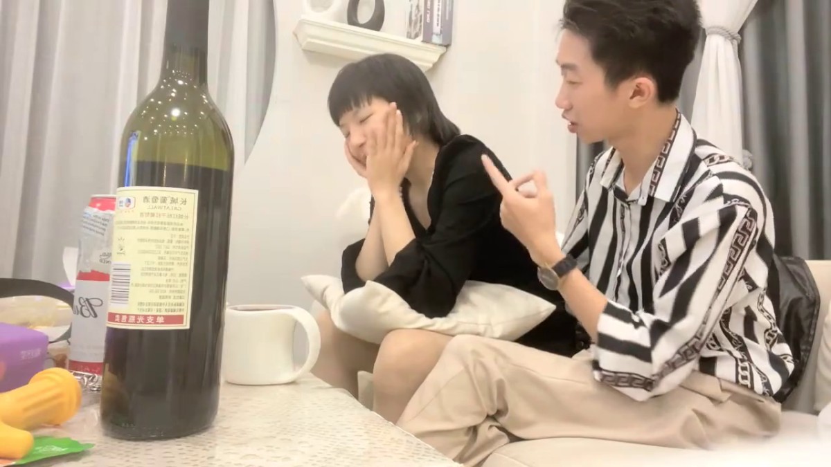 2023-3-29【瘦子先生探花】约的良家短发妹子，喝红酒聊聊天，扒掉内裤多毛骚逼，双腿肩上扛操