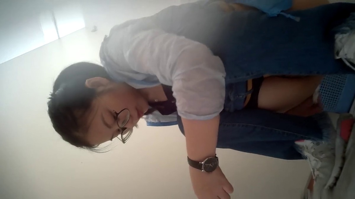 办公楼女厕全景偷拍眼镜妹撒尿前先站着手扒开逼擦拭尿道