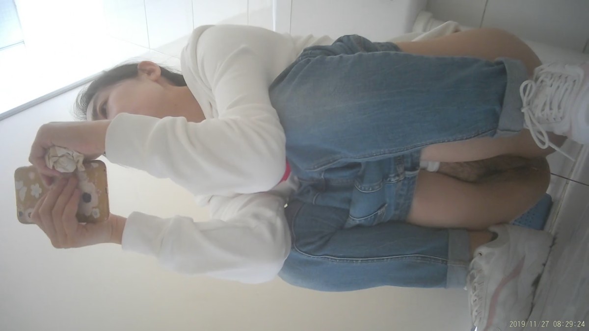 单位女厕偷窥漂亮姐姐的阴毛杂乱的小黑鲍3