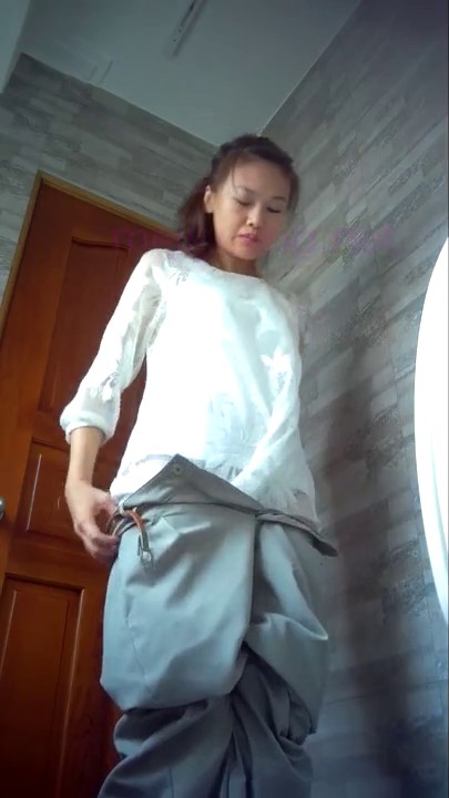 厕拍达人景区女公厕全景偸拍后续 各种高质量气质小姐姐方便 白肤翘臀诱人阴阜非常哇塞(11)