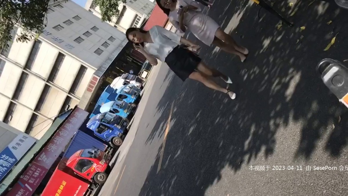 工厂女厕跟踪偷拍短裙高跟美女会计 肥美的黑鲍鱼