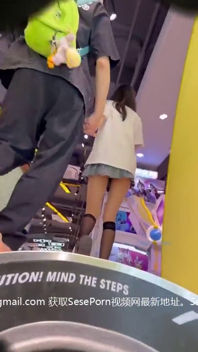 抄底漂亮美眉 JK妹子看着清纯 实际很闷骚 你们男盆友知道吗 内内卡屁沟