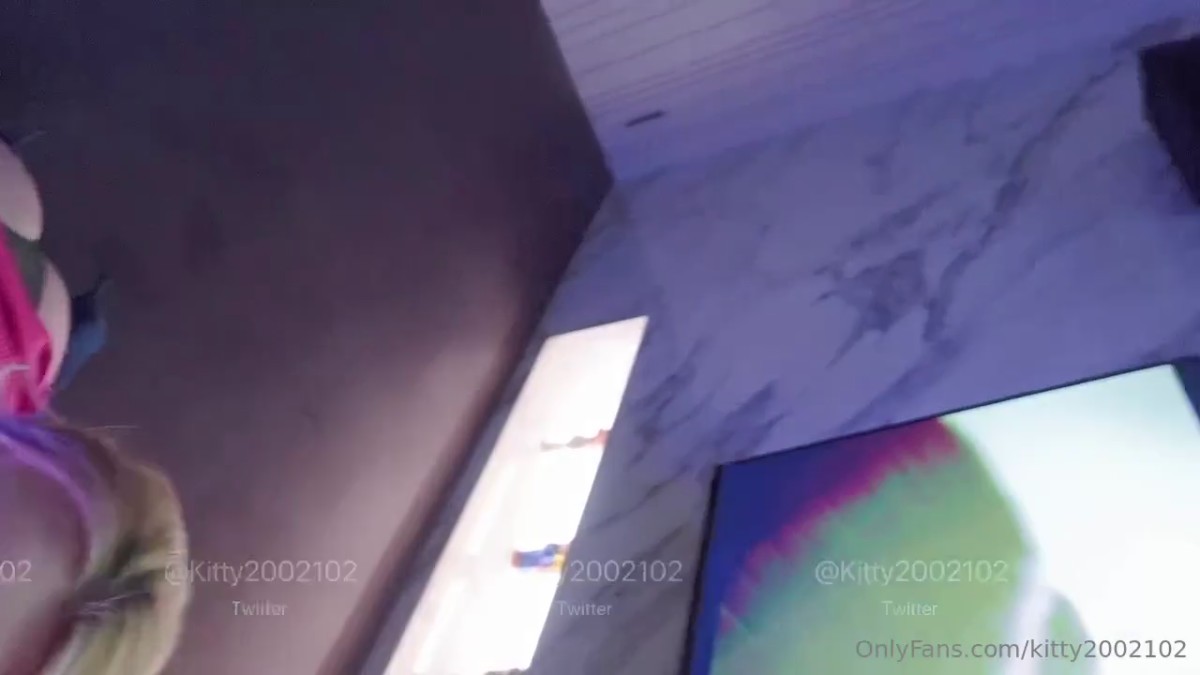 推特60W粉丝网黄潮妹「kitty」露脸性爱私拍 KTV包厢勾引纹身大哥进包房就脱裤子舔鸡巴打炮真是搞骚浪
