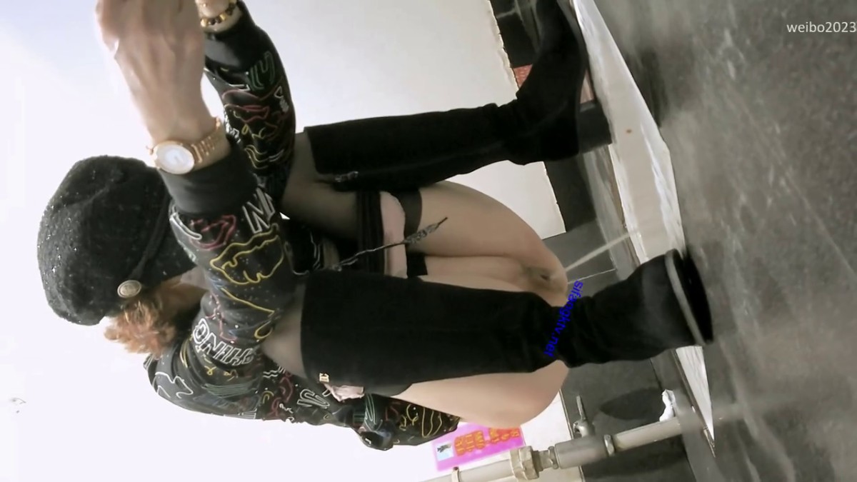 四月最新私房大神隔墙有眼 原创厕拍便秘的瑜伽裤女生手扣屁眼