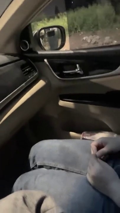 大晚上驾车接上加班的少妇！野外路边草丛操逼！脱下裤子打灯光掰