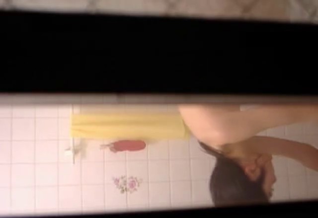 贵在真实非常有看点年轻小妹居家洗香香~白虎大奶一个比一个嫩被发现还不跑与妹子对视吓的尖叫-ba (1)