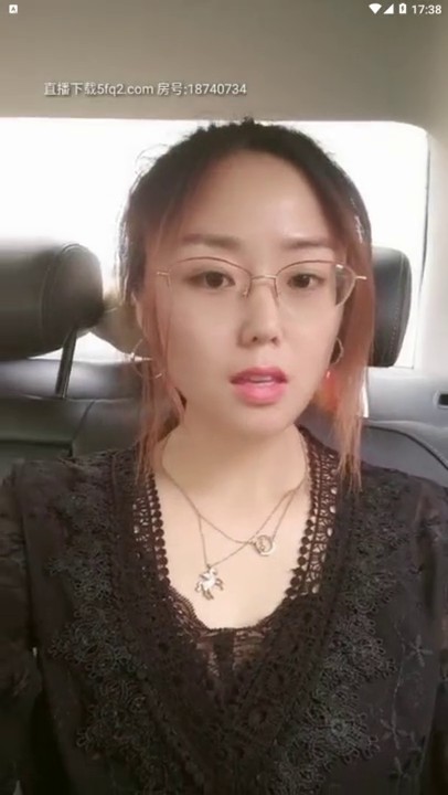 这个是极品眼镜老师 ：市区菜市场车里自慰，咱们这个榜能不能走了，嘿嘿哥哥们，我在外面接朋友