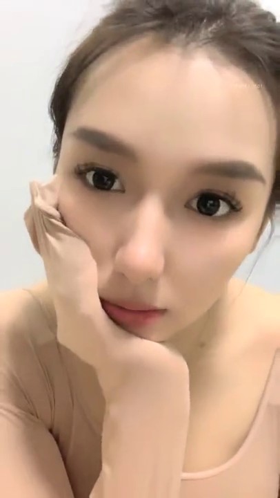 超级推荐！颜值爆表~【偷走一头猪】洗澡直播 女神首上道具，只被三个男人开发过的嫩穴，敞开了看