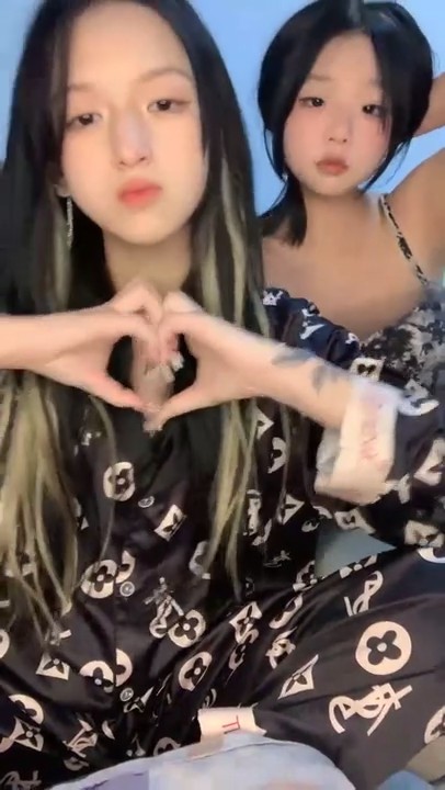 感受18岁的青春骚，【小芊Baby】，稀有处女~刚18两个小屁孩下海~掰B舔奶跳蛋送入5