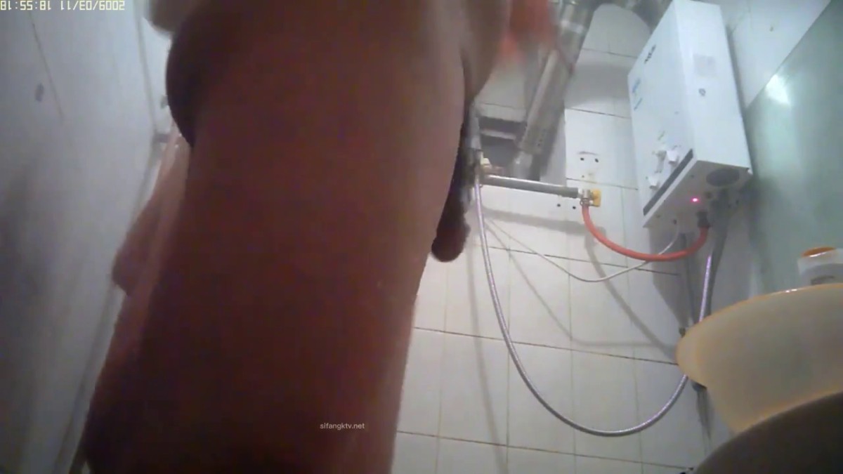 咸湿房东浴室偷装设备偷拍 租房情侣洗鸳鸯浴妹子仔细用手搓阴沟里的老泥毛毛浓密性感很有撸点