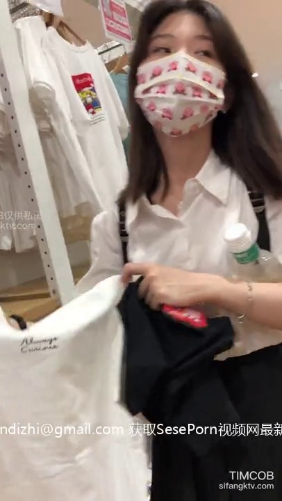 尾随偷拍美女裙底风光 JK制服萌妹和闺蜜逛街蓝色小熊内内可爱+穿着制服放学美女P股圆润内内夹进去了