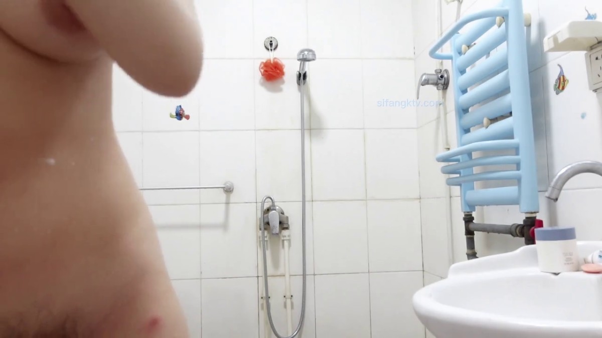 放假去表哥家玩浴室偷拍__表嫂洗澡还挺会保养的洗完澡往身上摸润肤露