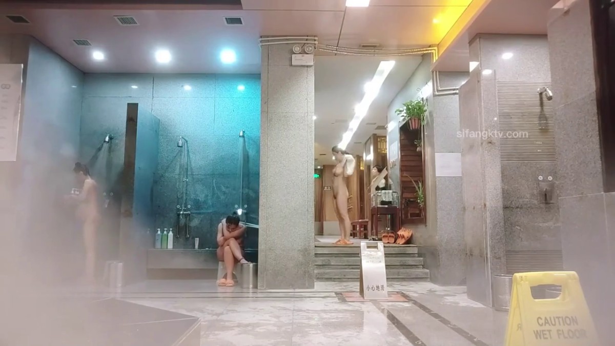 澡堂子内部员工偷窥多位年轻的少妇洗澡泡汤