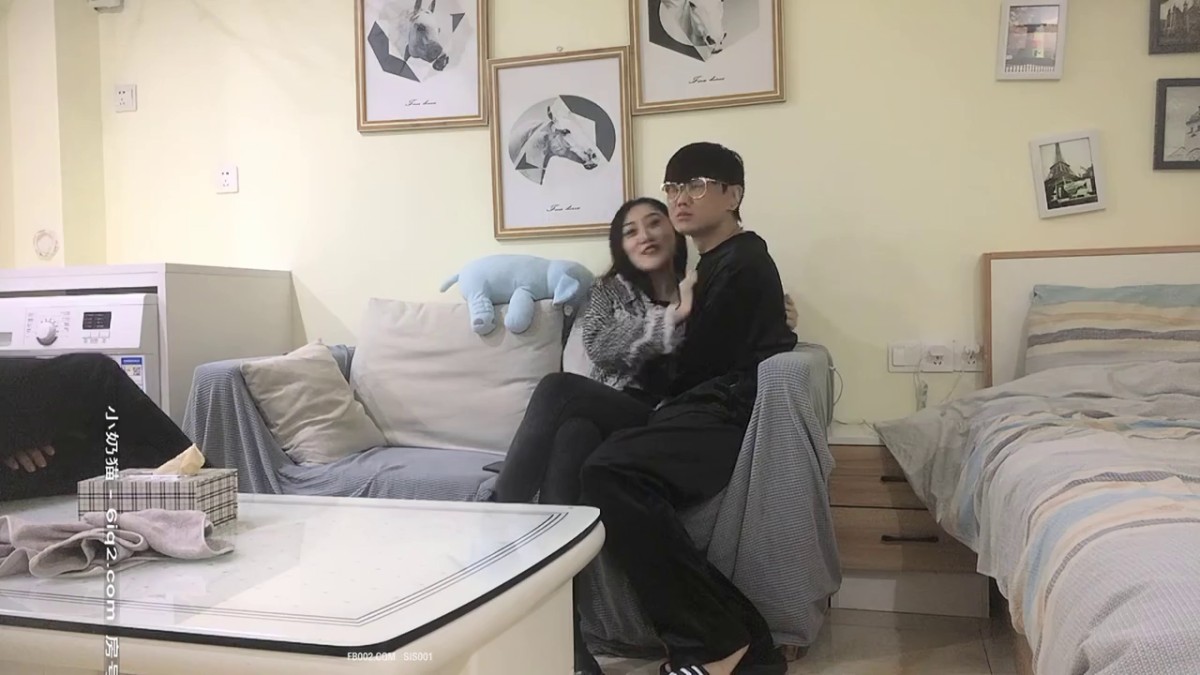 眼镜哥重金约炮娇滴滴的外围小姐姐 和兄弟一起上玩3P