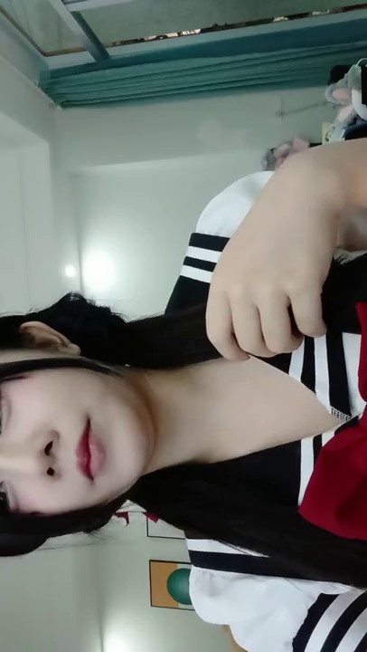 这样的妞你喜欢吗，黑丝露脸制服诱惑，你喜欢的样子她都有，脱衣艳舞漏奶又漏逼，风骚又可爱