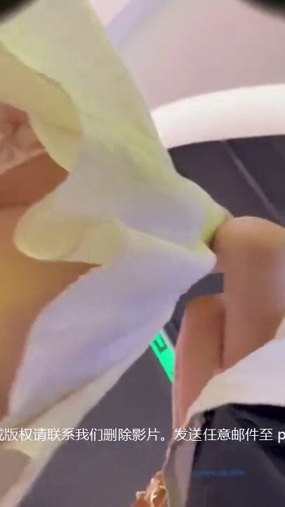 抄底跟小男友逛街的漂亮美眉 透明蕾丝花内内真性感 逼毛忽隐忽现 屁屁很饱满