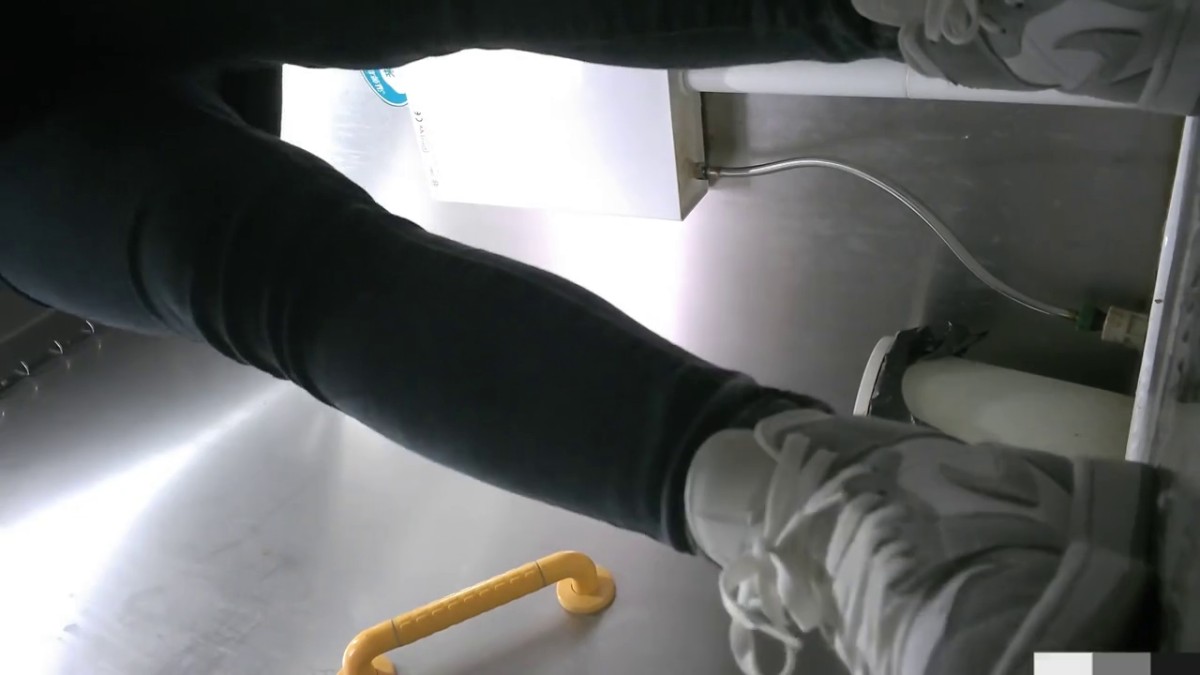 五月最新流出国内厕拍大神潜入师范学院附近公厕 正面全景露脸偷拍美女尿尿几个颜值不错的学妹