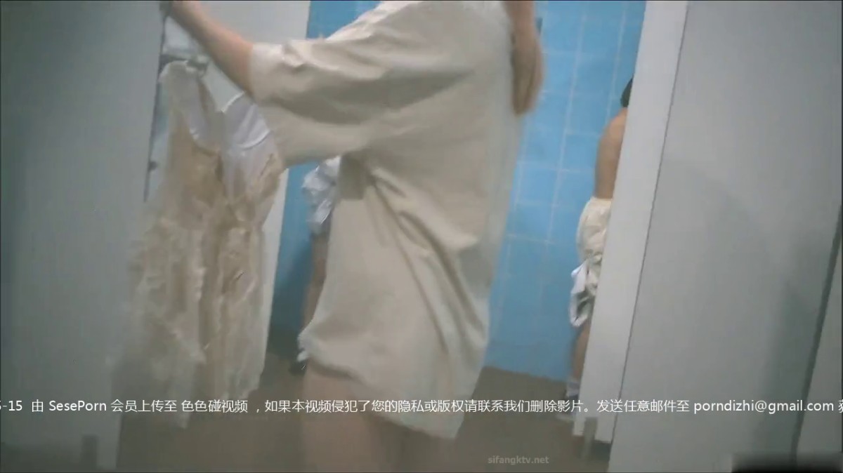 新流出偷拍大神潜入国内某水上乐园 偷拍各种美女浴室换衣洗澡-2
