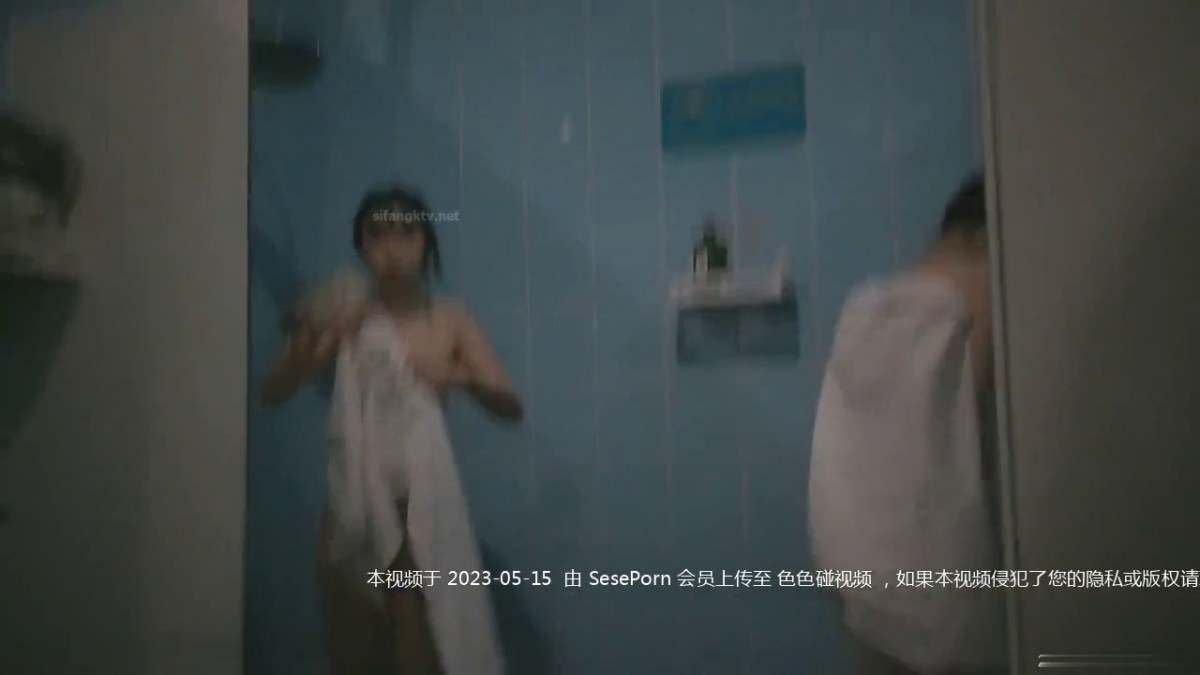 新流出偷拍大神潜入国内某水上乐园 偷拍各种美女浴室换衣洗澡-6