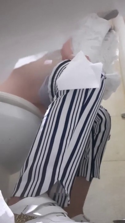 高档写字楼偷窥多位年轻时尚的美女职员 各式各样的小美鲍-2