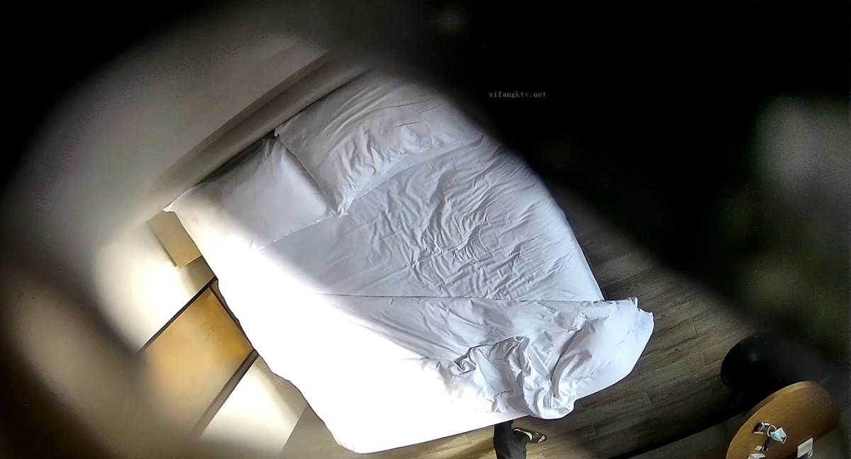 2023-5月新流出酒店偷拍__黑衣眼镜男下班约炮单位少妇女同事啪啪前先玩一下逼