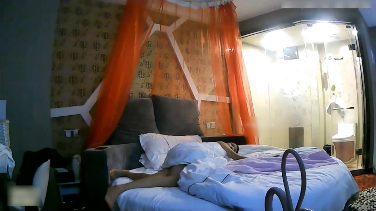 好久没爱爱的年轻大学生情侣开房激情连衣裙马尾辫清纯美女还没洗呢就被饥渴男友按倒妹子的奶子真漂亮