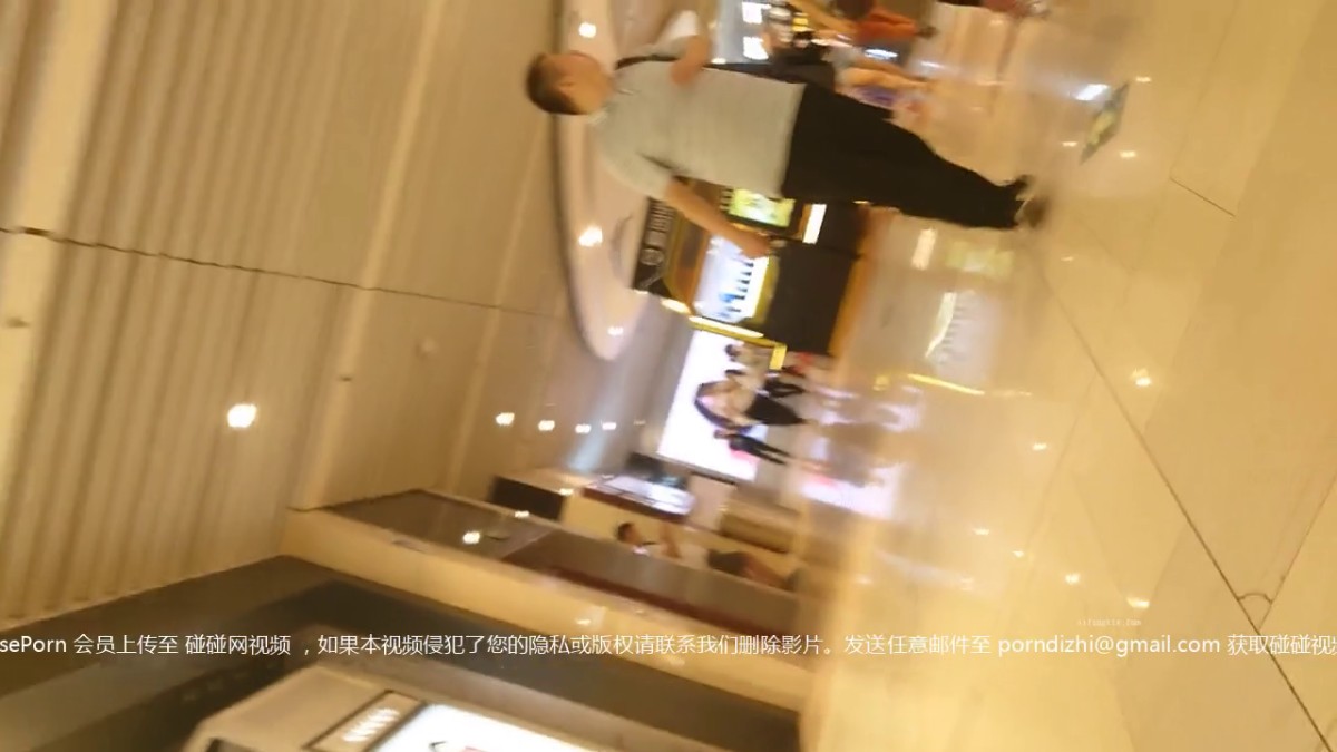 地铁站一路跟踪抄底多位美女少妇 好奇她们下面都穿着什么样的内内