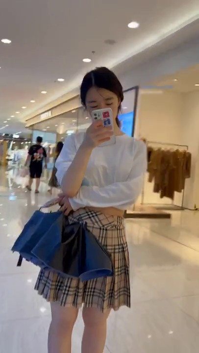 大神尾随偷拍美女裙底风光 短裙JK靓女专心和朋友聊天蕾丝骚窄内+两闺蜜逛街穿同款短裙肉四袜。黑白骚内