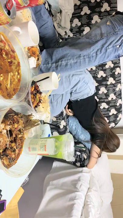 2023.5.13，【瘦猴先生探花】，23岁美甲店小姐姐，操出血了，逼逼近看粉嫩，一塌糊涂