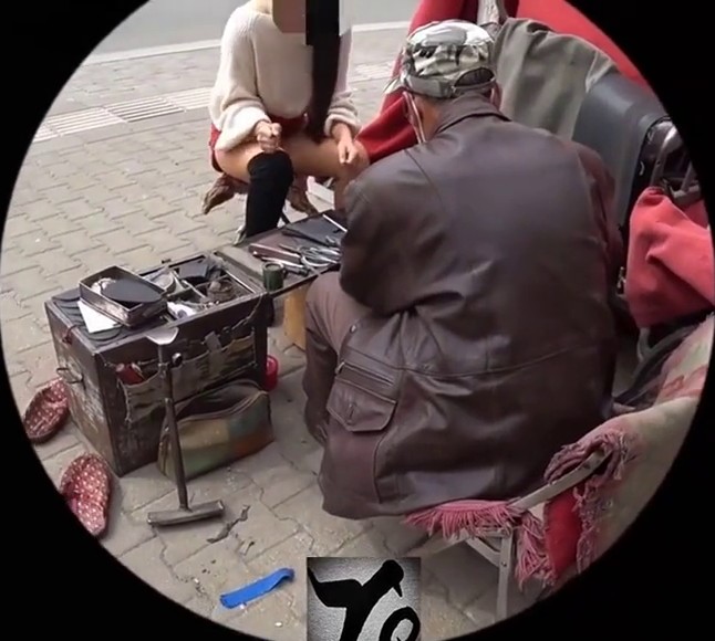 极品露出 大爷这鞋能修吗 多少钱 大姐闹市街边修鞋 边唠嗑边露出鲍鱼还紫薇 不知能不能唤醒大爷多年未用的老枪