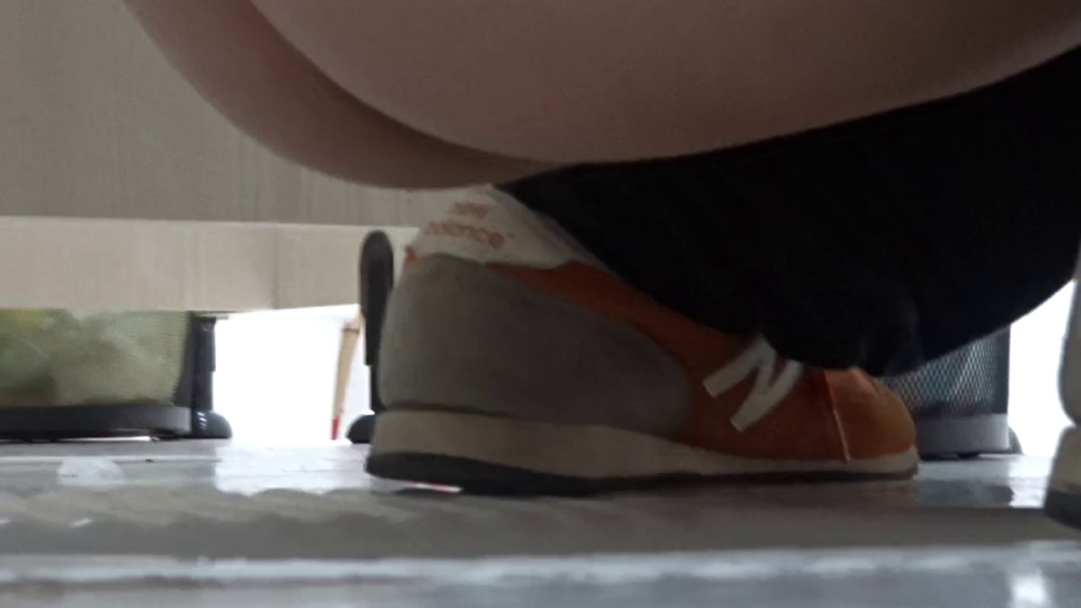 国内某补习班厕拍娇嫩的学生妹嫩逼和有文化的英语老师文艺逼-C0012