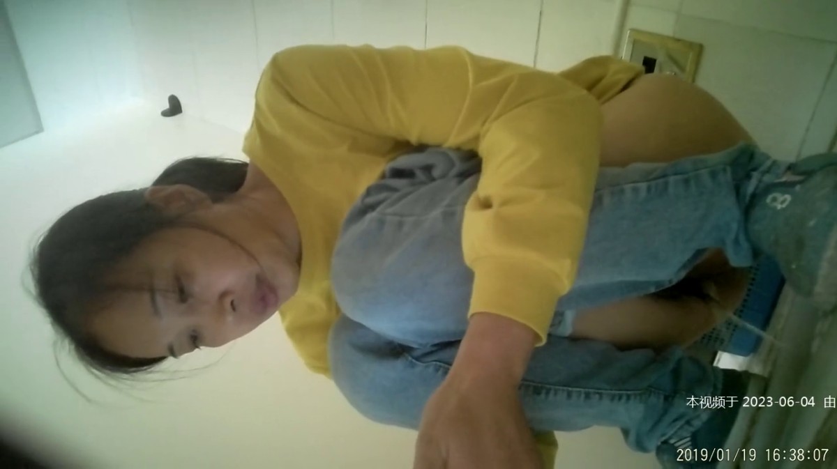 大胆坑神潜入某公司女厕独占坑位隔板缝中现场实拍多位韵味美少妇方便_ (10)