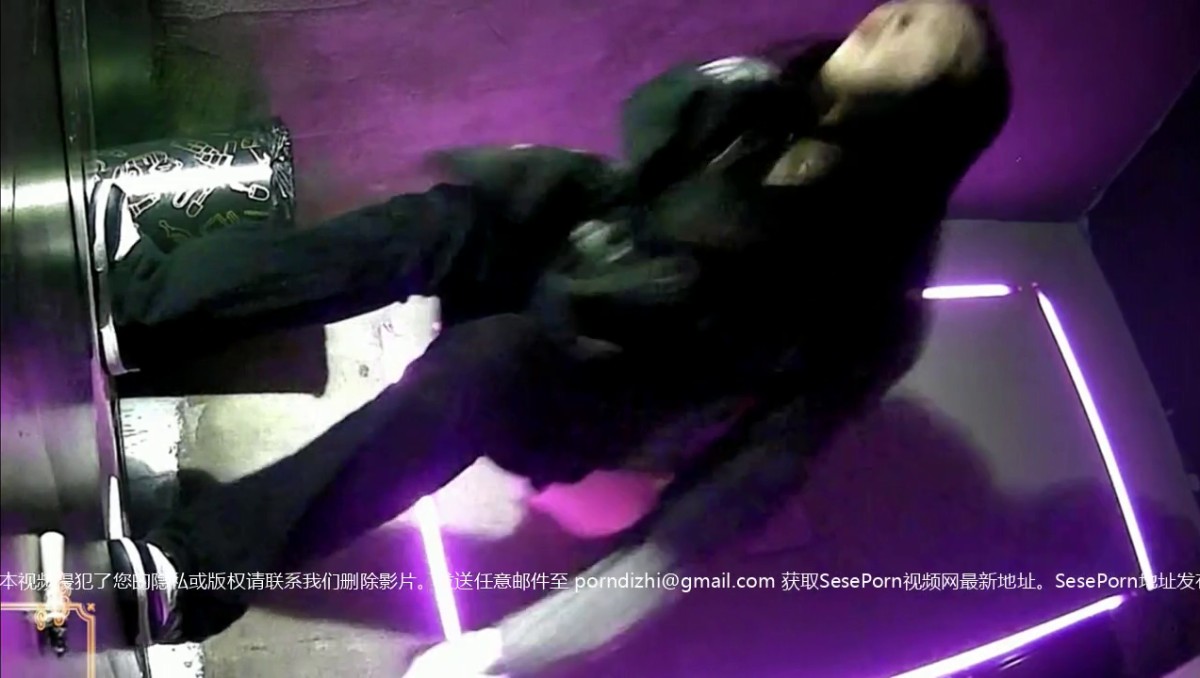 帝豪夜总会KTV女厕偷拍黑裤长发美女 酒喝多了蹲下猛吐