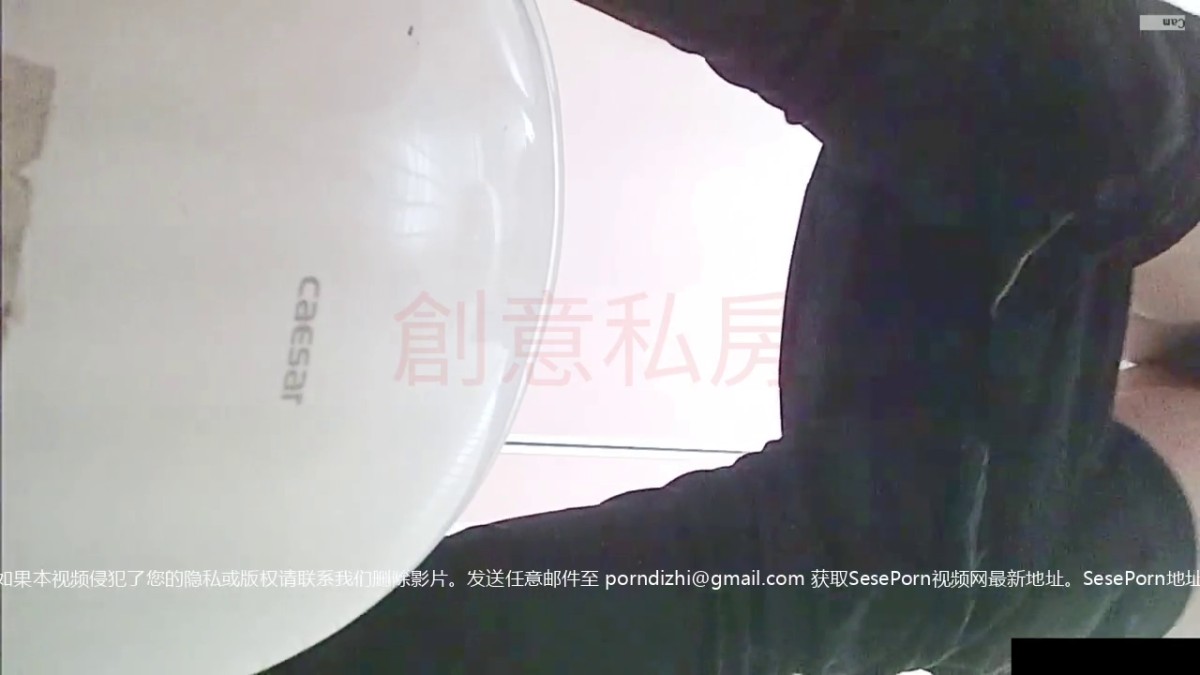 近水楼台先得月第五期！厕拍达人女厕偸拍校内研究生女同学方便多角度~附生活照 曾X蓁