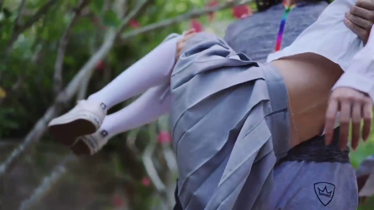 最新剧情制作《尾行》猥琐男尾行清纯美少女 林间小路干晕直接就给操了 画面感十足