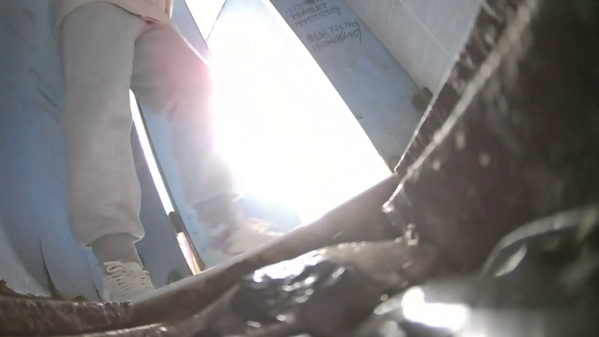 无水正版价值千元某工厂职工女厕所全景正点位置偸拍各种美女小姐姐大小便看脸看双洞超多大屁股_ (2)