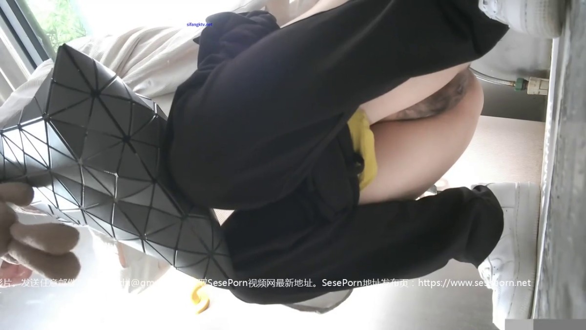 商场女厕近距离全景偷拍黑裤美女 肉唇嫩逼细逼缝