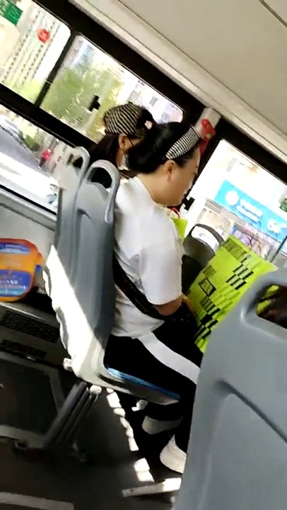 户外跳蛋系列，【你的悠悠】，公交车上高潮喷水~满地湿~偷解开外套狂柔乳头~忍不住还喷马路上2